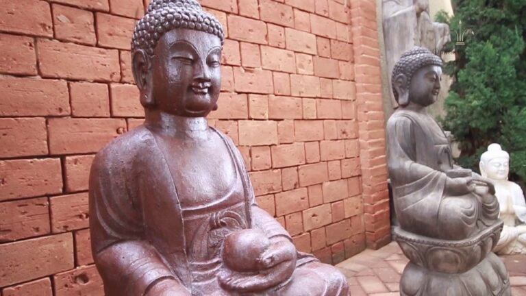 Beleza e Espiritualidade: O Significado das Estátuas Budistas
